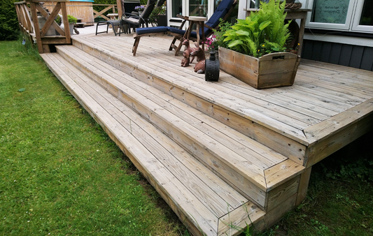 Altanslipning Strängnäs: Så förvandlar du din slitna altan till en sommaroas