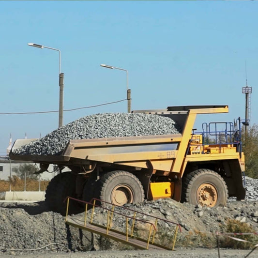 Hyra dumper för tunga transporter – så löser du materialhanteringen